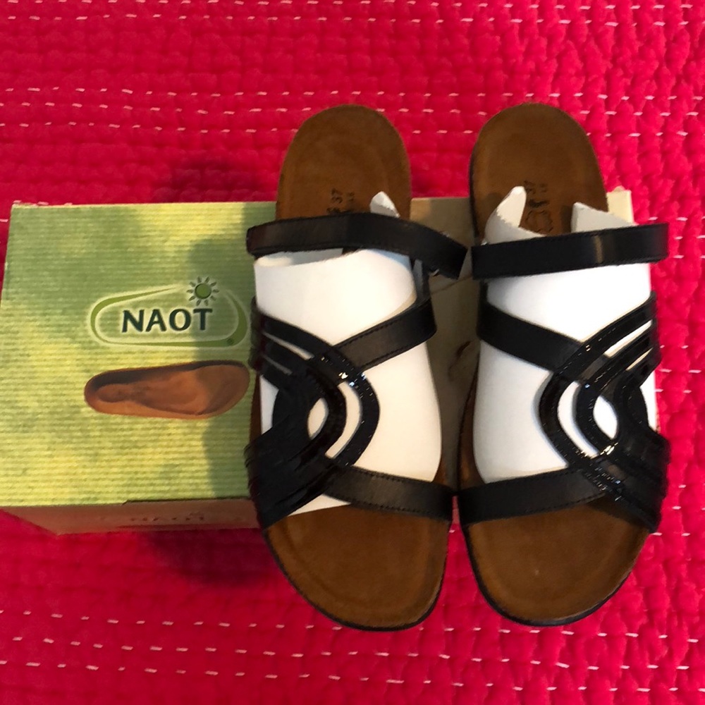 New in box!  Noat black slides, SZ 37